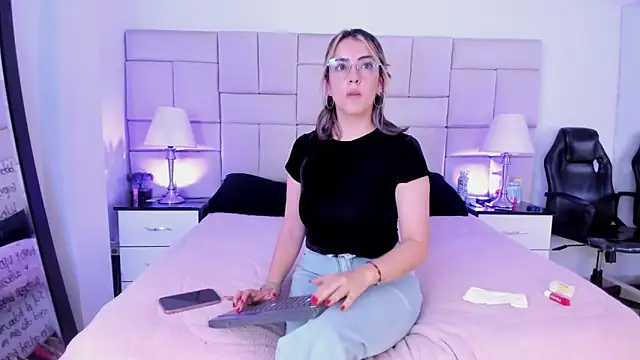 Snapshot of IsisLoveyes_ chatting on 02-10-26, 10:03 IsisLoveyes online show from 02-10-26, 10:03