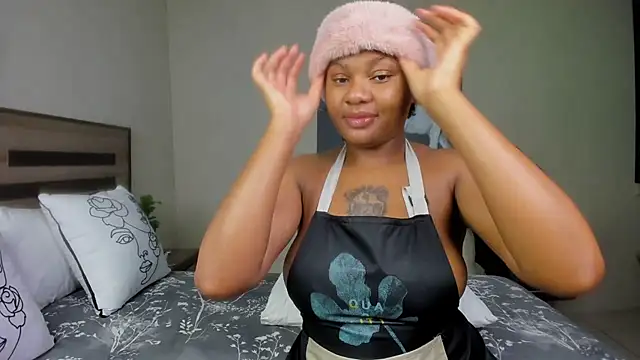 Snapshot of Renee-18 chatting on 02-19-25, 10:12 Renee-18 online show from 02-19-25, 10:12