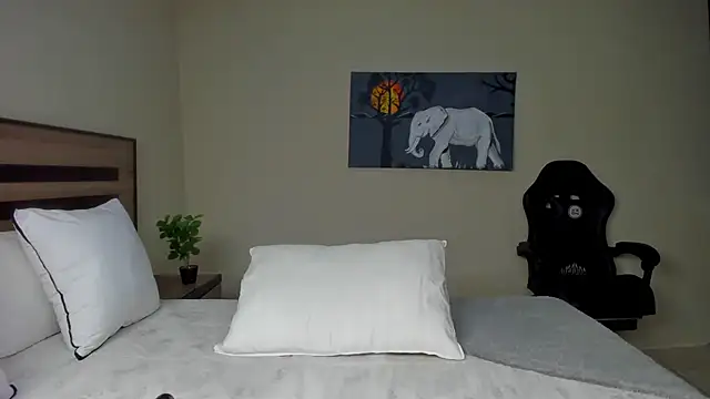 Snapshot of Renee-18 chatting on 09-15-25, 10:32 Renee-18 online show from 09-15-25, 10:32