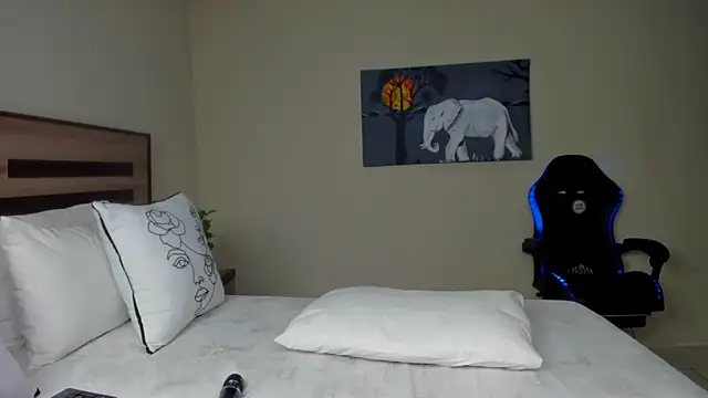 Snapshot of Renee-18 chatting on 09-22-25, 03:52 Renee-18 online show from 09-22-25, 03:52