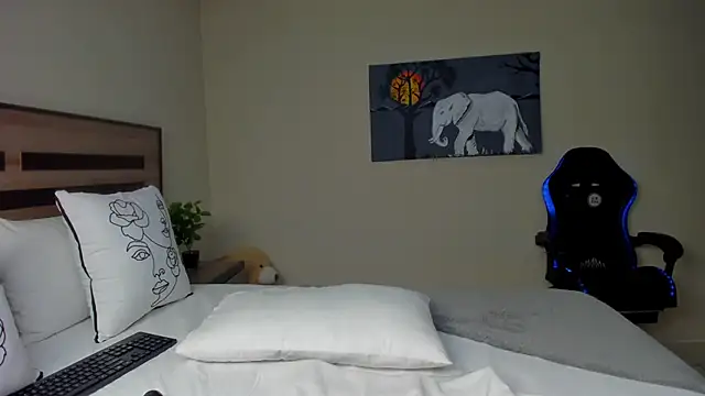 Snapshot of Renee-18 chatting on 10-02-25, 10:28 Renee-18 online show from 10-02-25, 10:28