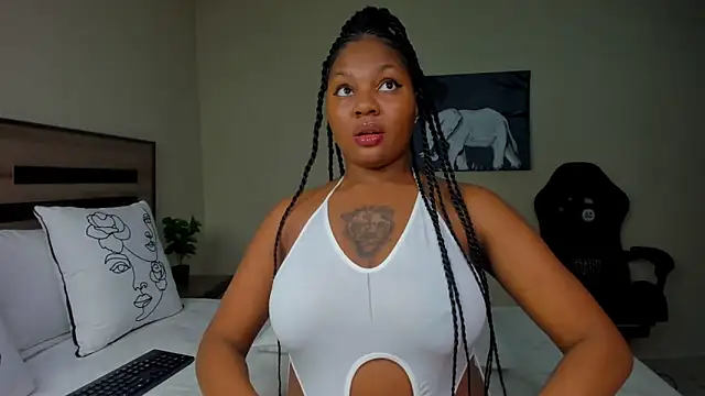 Snapshot of Renee-18 chatting on 10-30-25, 12:45 Renee-18 online show from 10-30-25, 12:45