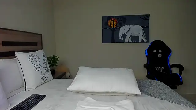 Snapshot of Renee-18 chatting on 11-16-25, 10:48 Renee-18 online show from 11-16-25, 10:48