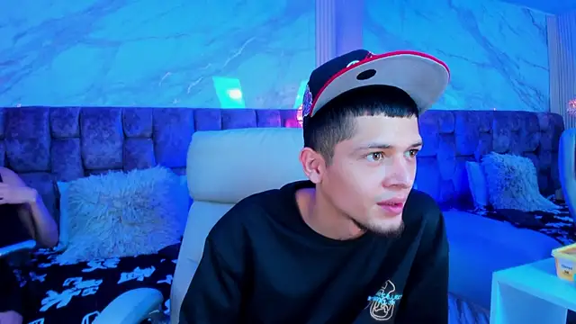 kendalltaylorr online show from 04-08-26, 02:55