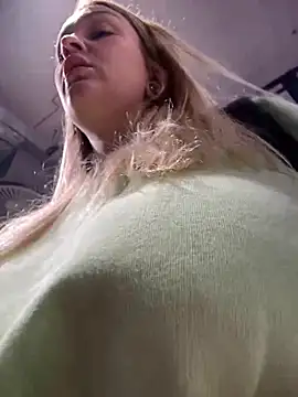 Snapshot of Teya_moon_ chatting on 12-20-24, 09:21 Teya moon  online show from 12-20-24, 09:21