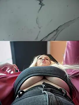 Snapshot of Teya_moon_ chatting on 01-27-25, 11:43 Teya moon  online show from 01-27-25, 11:43