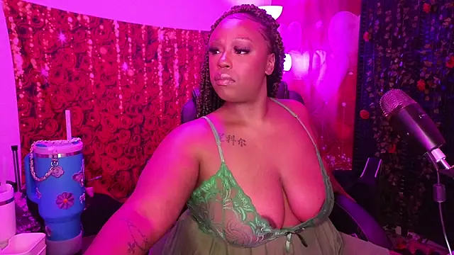 Snapshot of cheriserozequeen chatting on 05-21-26, 12:50 cheriserozequeen online show from 05-21-26, 12:50