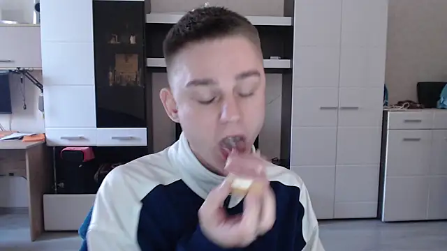 Snapshot of angryzan chatting on 01-14-25, 07:17 angryzan online show from 01-14-25, 07:17