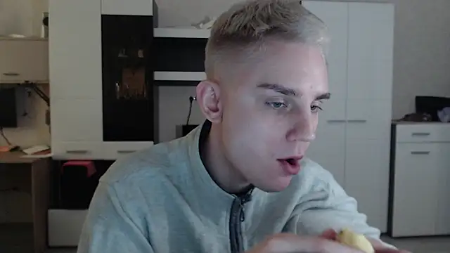 Snapshot of angryzan chatting on 02-11-25, 07:44 angryzan online show from 02-11-25, 07:44