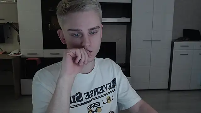 Snapshot of angryzan chatting on 02-18-25, 10:49 angryzan online show from 02-18-25, 10:49