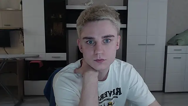 Snapshot of angryzan chatting on 03-04-25, 10:57 angryzan online show from 03-04-25, 10:57