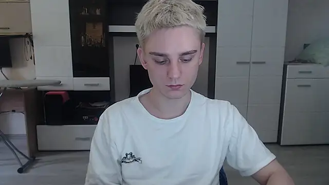 Snapshot of angryzan chatting on 03-06-25, 07:47 angryzan online show from 03-06-25, 07:47