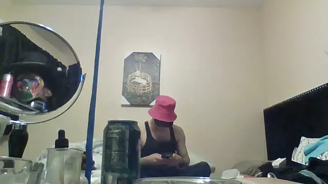 Snapshot of hailzeffn chatting on 05-12-26, 12:35 hailzeffn online show from 05-12-26, 12:35