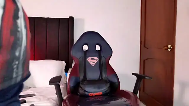 Snapshot of muscle_ares chatting on 10-31-25, 12:44 muscle ares online show from 10-31-25, 12:44