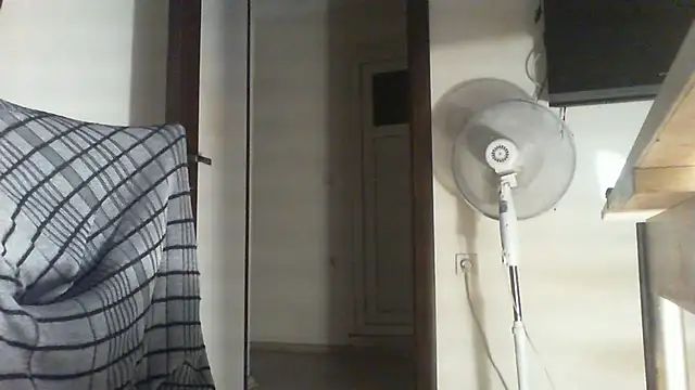 Snapshot of thekeys chatting on 05-12-26, 07:33 thekeys online show from 05-12-26, 07:33