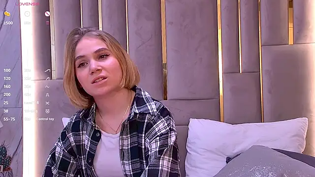 Snapshot of EllenaGreen chatting on 01-20-25, 07:14 EllenaGreen online show from 01-20-25, 07:14