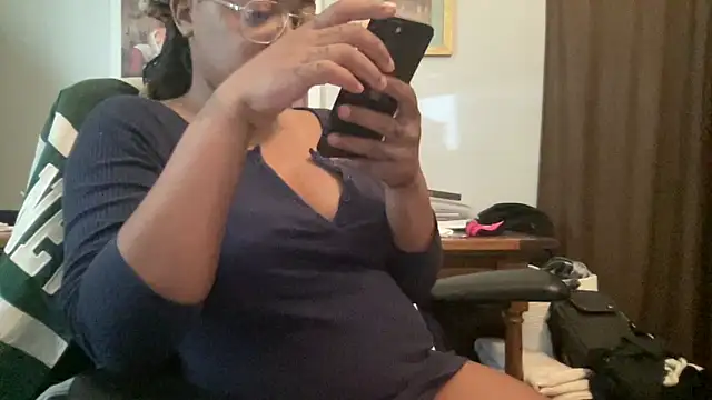 Snapshot of MommyConfident chatting on 05-26-26, 07:43 MommyConfident online show from 05-26-26, 07:43