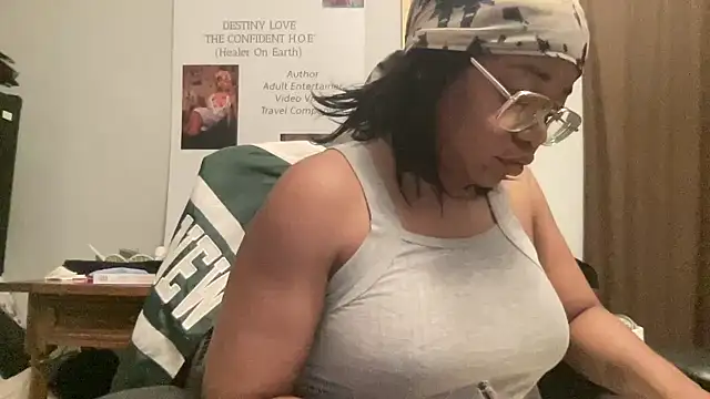 Snapshot of MommyConfident chatting on 05-27-26, 01:57 MommyConfident online show from 05-27-26, 01:57