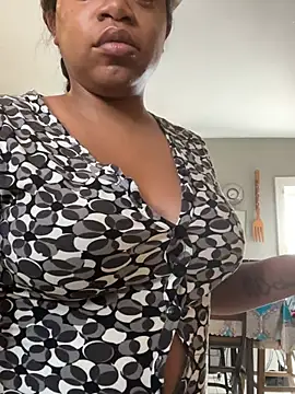 Snapshot of MommyConfident chatting on 07-15-26, 02:44 MommyConfident online show from 07-15-26, 02:44