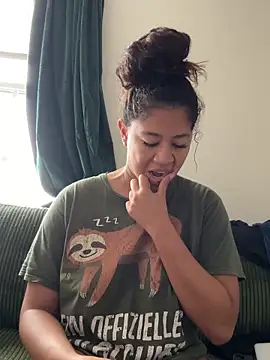 VanessaBling online show from 11-19-25, 04:07