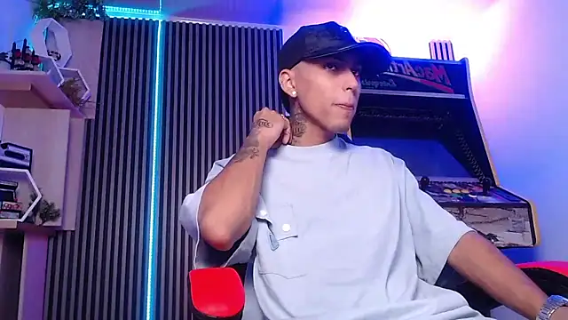 Liam lee online show from 03-06-25, 01:24