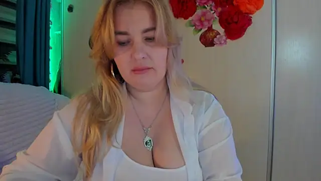 Snapshot of CoraSwon chatting on 10-24-25, 09:22 CoraSwon online show from 10-24-25, 09:22