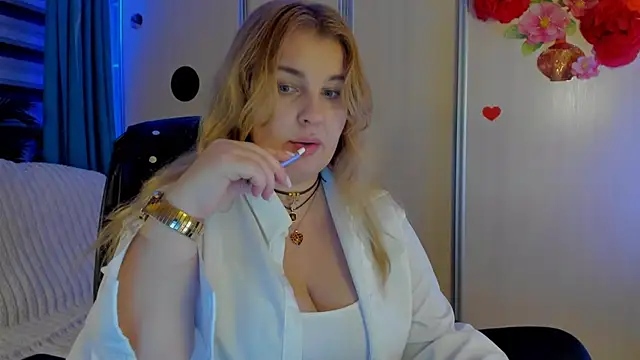 Snapshot of CoraSwon chatting on 11-25-25, 07:36 CoraSwon online show from 11-25-25, 07:36