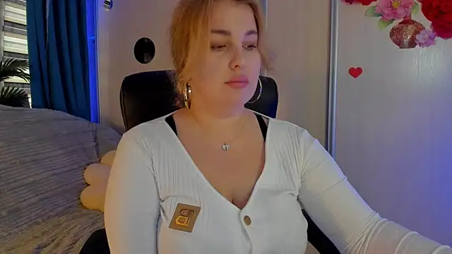 Snapshot of CoraSwon chatting on 12-04-25, 12:47 CoraSwon online show from 12-04-25, 12:47