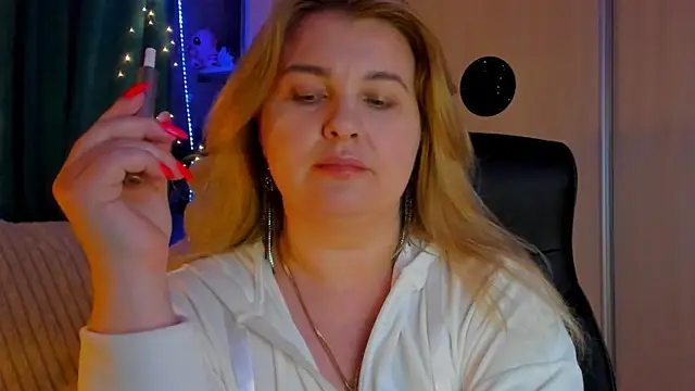 CoraSwon online show from 03-21-26, 04:43