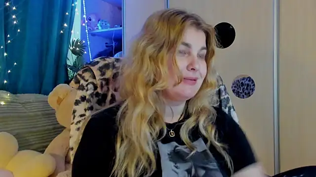 CoraSwon online show from 03-24-26, 06:51