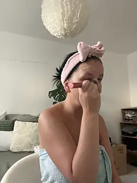 Off  Melonenmandy online show from 11-20-25, 07:30