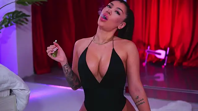 Snapshot of NatyDesiree chatting on 10-14-25, 11:11 NatyDesiree online show from 10-14-25, 11:11