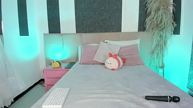 Alaia Manson online show from 11-28-25, 07:38