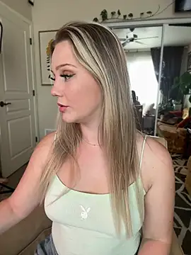 Snapshot of lexi_luv chatting on 02-06-25, 10:21 lexi luv online show from 02-06-25, 10:21