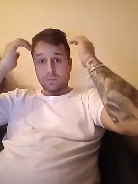 Snapshot of LucianM6 chatting on 11-30-25, 02:54 LucianM6 online show from 11-30-25, 02:54