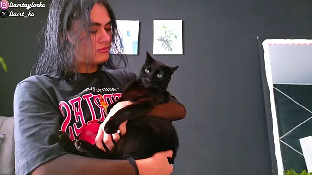 Snapshot of Liam_Taylor chatting on 02-21-25, 01:11 Liam Taylor online show from 02-21-25, 01:11