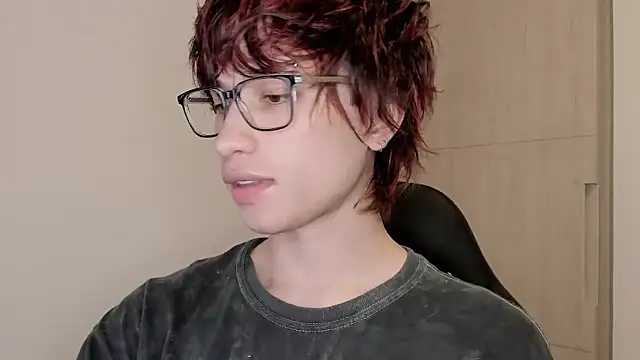 Snapshot of liamelf chatting on 02-10-26, 02:04 liamelf online show from 02-10-26, 02:04