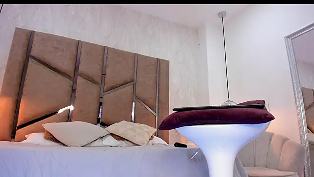 Martinaa Jones  online show from 09-18-25, 07:38