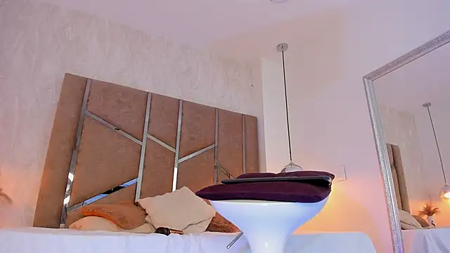 Martinaa Jones  online show from 10-14-25, 07:58