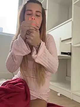 EmiliaCatalina online show from 10-29-25, 08:32