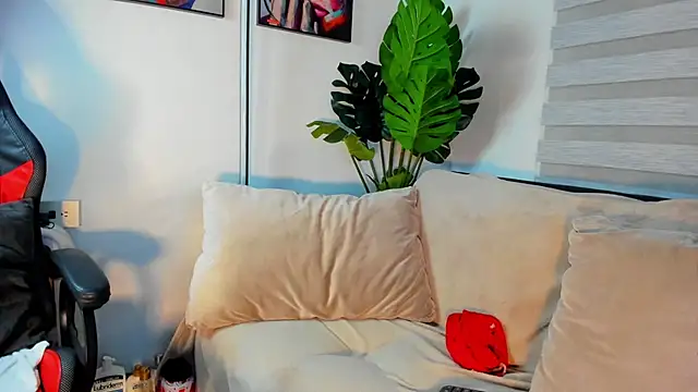 Snapshot of YalexaVelez chatting on 10-17-25, 02:48 YalexaVelez online show from 10-17-25, 02:48