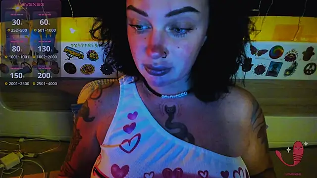 Snapshot of EllieOz chatting on 12-17-25, 03:29 EllieOz online show from 12-17-25, 03:29