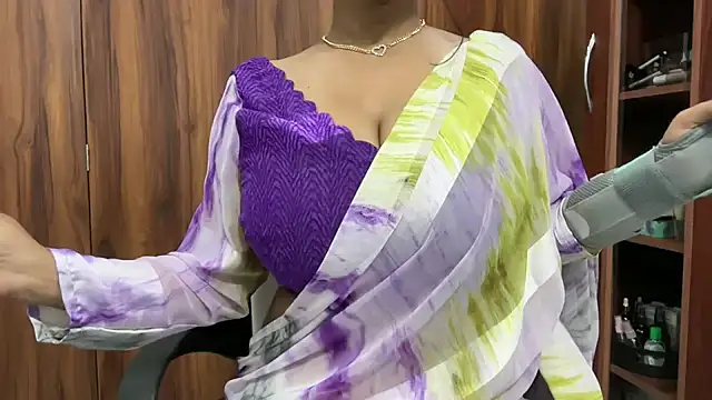 Snapshot of julie_08 chatting on 09-23-25, 05:38 julie 08 online show from 09-23-25, 05:38