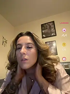 Snapshot of Miss_emilee chatting on 05-08-26, 08:36 Miss emilee online show from 05-08-26, 08:36