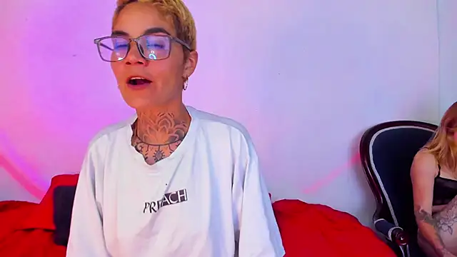 Snapshot of anaroman01 chatting on 12-11-24, 11:54 anaroman01 online show from 12-11-24, 11:54