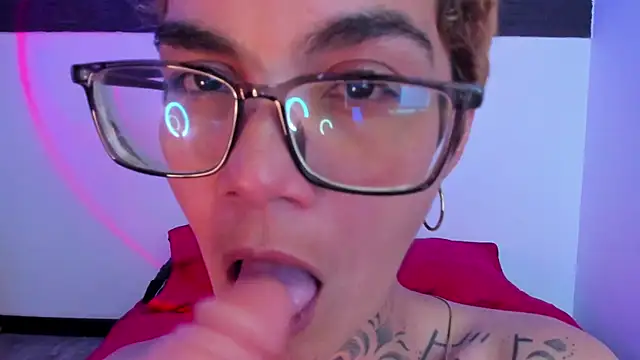 Snapshot of anaroman01 chatting on 12-21-24, 02:30 anaroman01 online show from 12-21-24, 02:30