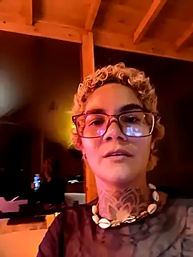 Snapshot of anaroman01 chatting on 03-21-25, 12:51 anaroman01 online show from 03-21-25, 12:51