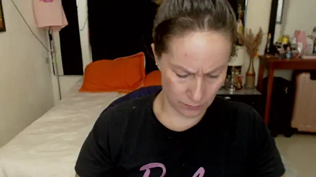 Snapshot of CATRINA-83 chatting on 11-05-25, 09:59 CATRINA-83 online show from 11-05-25, 09:59