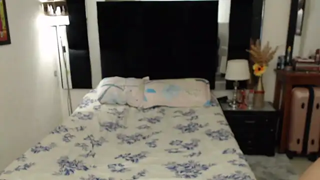 Snapshot of CATRINA-83 chatting on 11-22-25, 07:24 CATRINA-83 online show from 11-22-25, 07:24