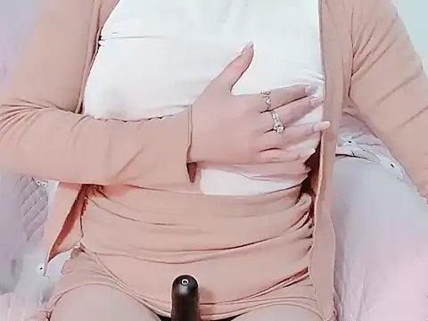 Snapshot of Bella_Babi chatting on 02-04-25, 08:13 Bella Babi online show from 02-04-25, 08:13